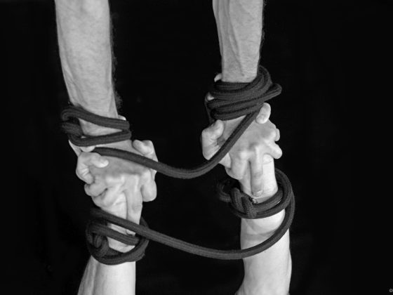 Le lien mains et corde