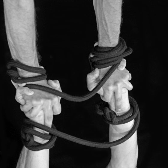 Le lien mains et corde